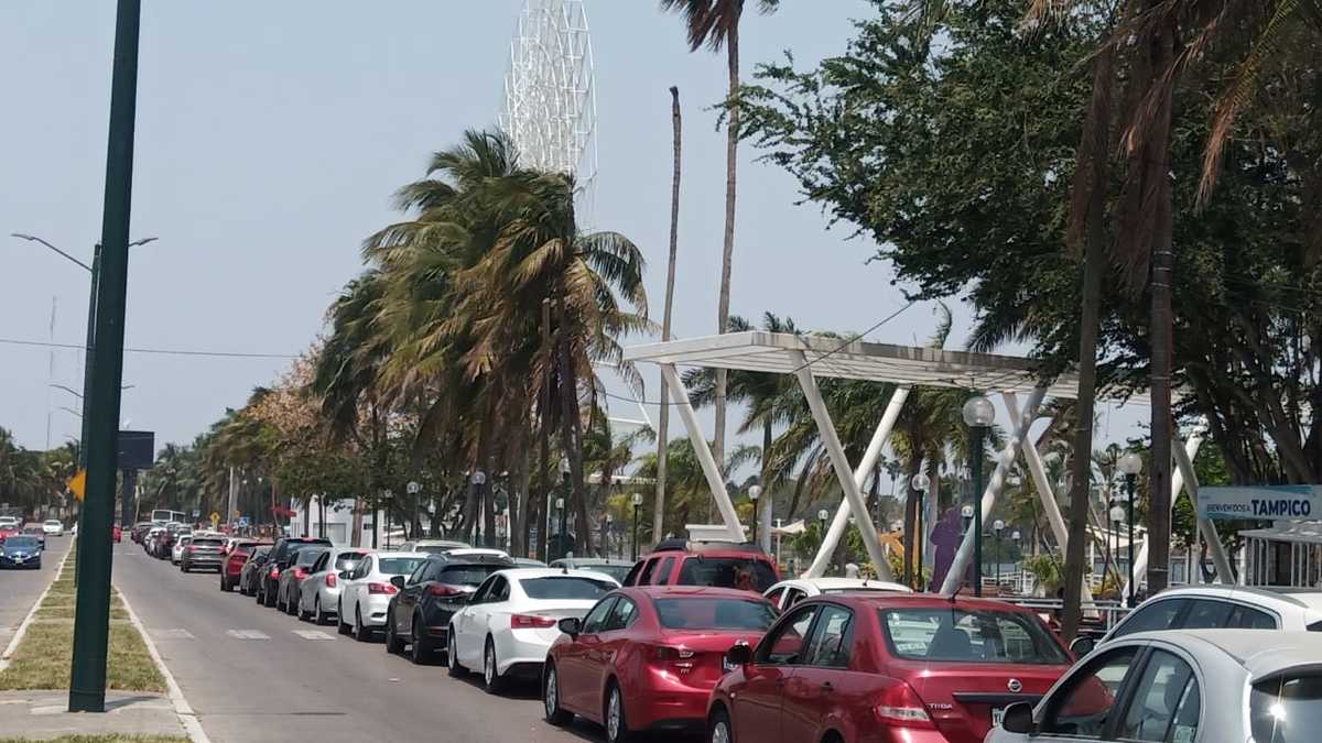 Más de mil carros pasaron la noche en fila de vacunación en el perímetro de la Laguna del Carpintero. (Antonio Sánchez)