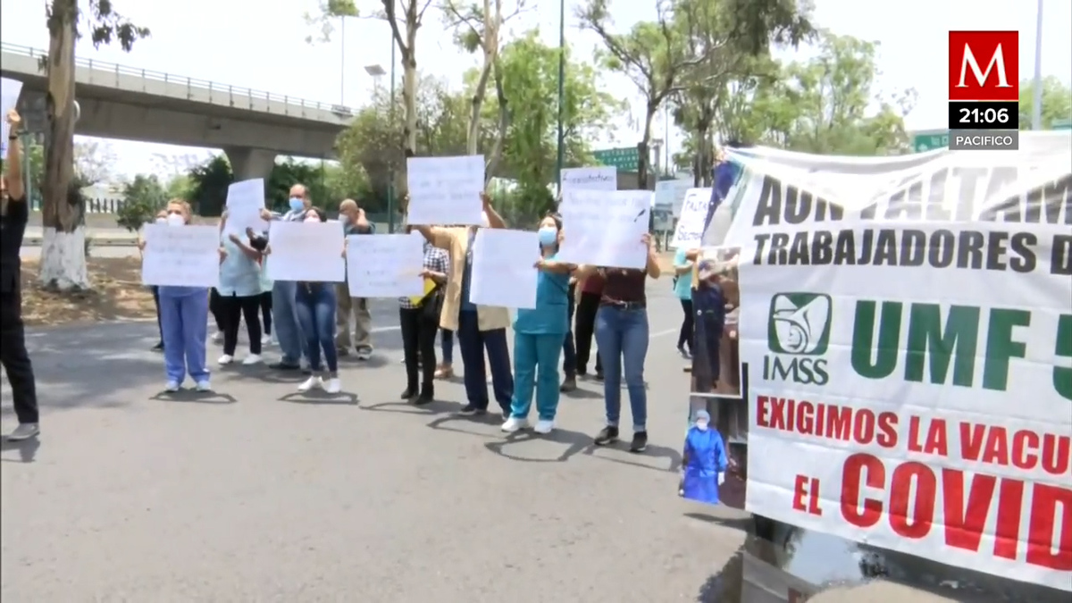Personal del Hospital #58 del IMSS bloquea Periférico Norte, en dirección al sur