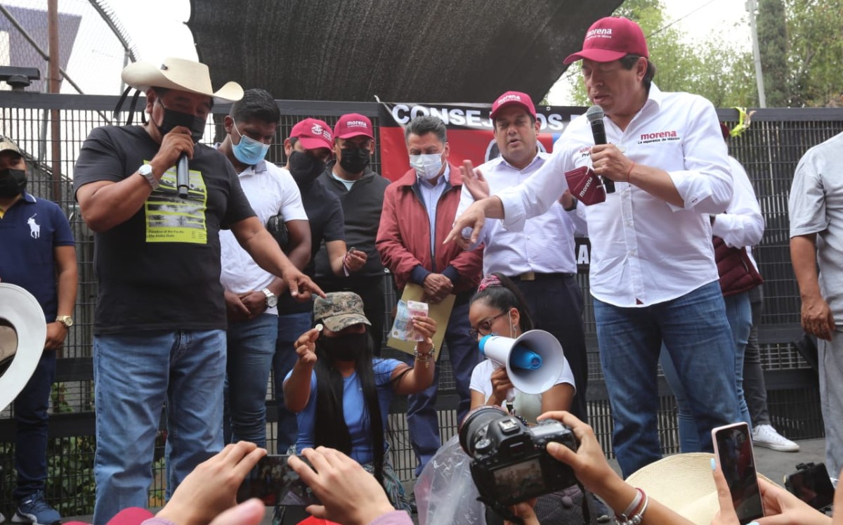 Durante el plantón de Morena en el INE, el dirigente Mario Delgado y Félix Salgado Macedonio organizaron una “colecta del pueblo”. (Javier Ríos)