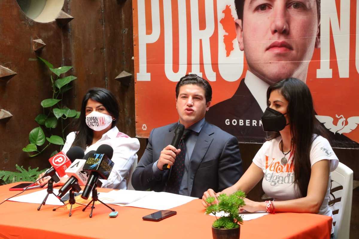 Samuel García, en compañía de la senadora Indira Kempis y Verónica Delgadillo. Foto: Leonel Rocha.