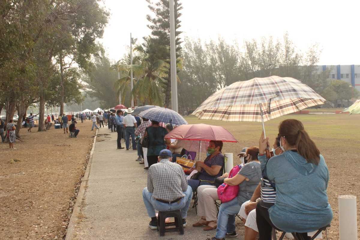 Vacunación en centro UAT Tampico. (Sergio Sánchez)