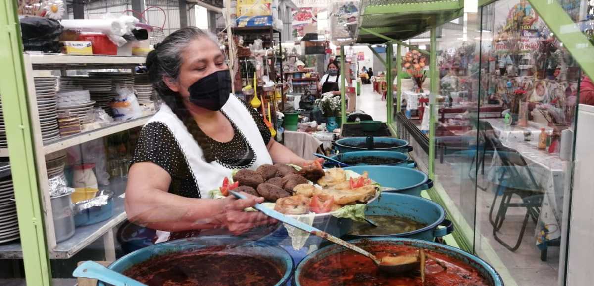 Venta de alimentos en mercado de Tehuacán. | Apolonia Amayo
