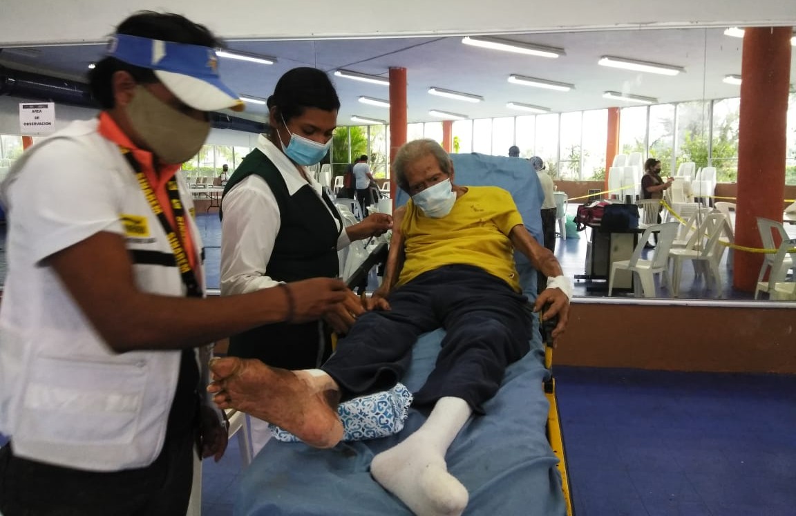 Abuelito de 102 años llega en camilla a recibir vacuna en Tampico. (Anahy Meza)