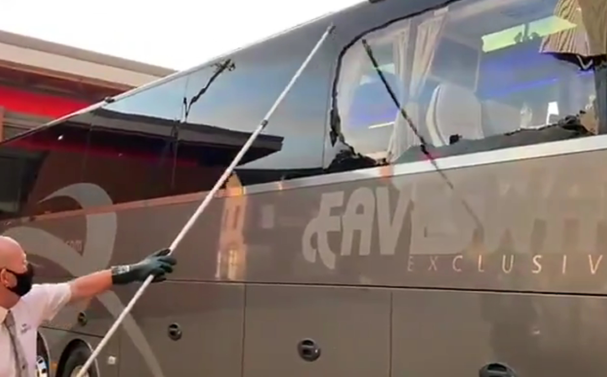 Autobús del Real Madrid es apedreado a su llegada al Estadio Anfield (Twitter @tjcope)