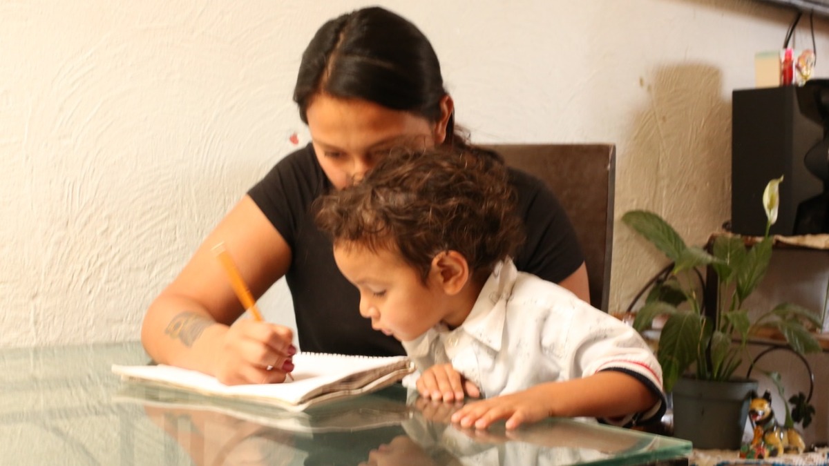 Beca 'Por mí, para ti' en Guanajuato apoya madres jóvenes en sus estudios