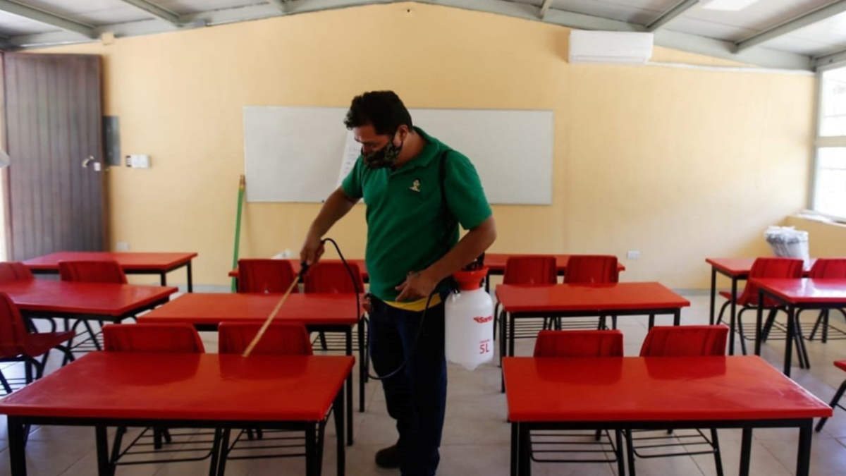 Desinfectan escuelas en Campeche por regreso a clases