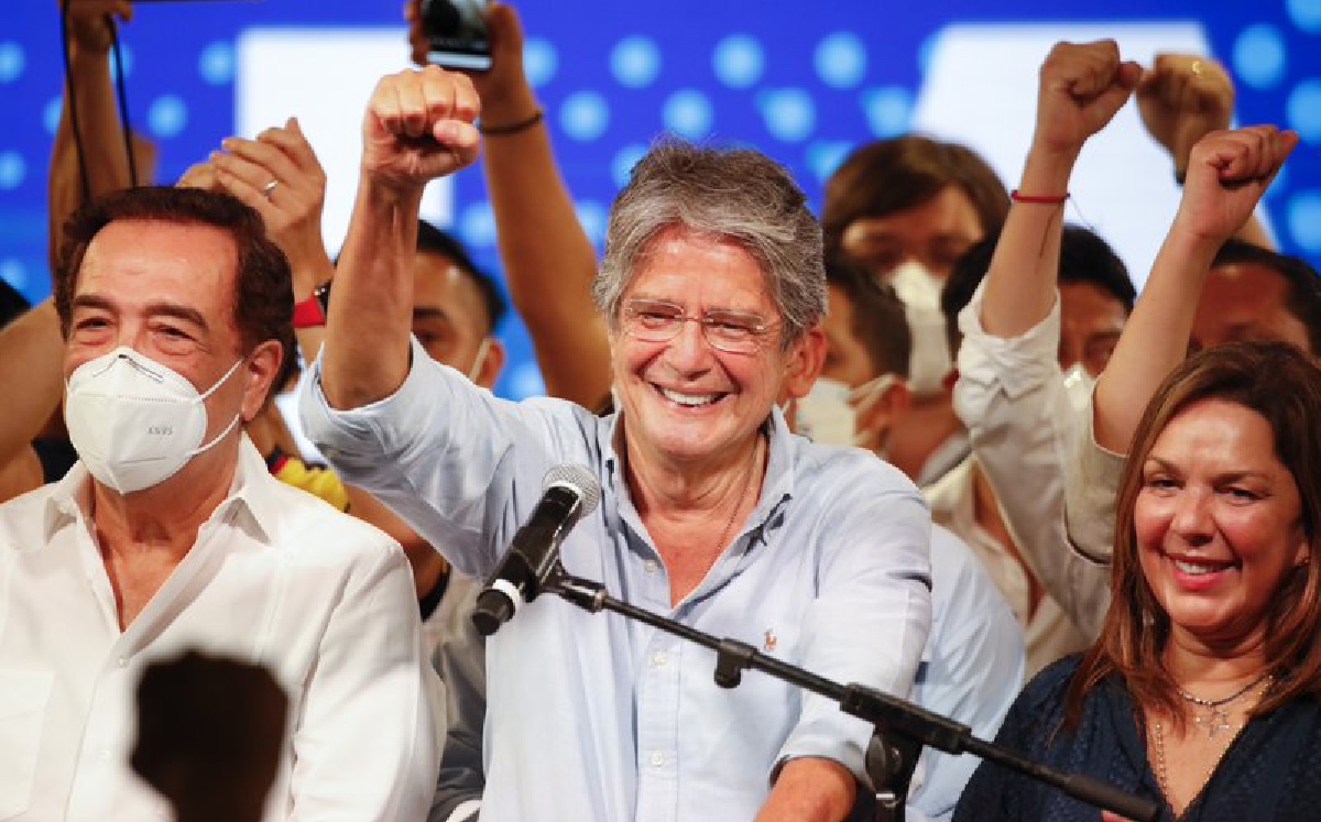 Guillermo Lasso se alzó con el triunfo electoral el domingo en su tercer intento de llegar a la presidencia. (AP)