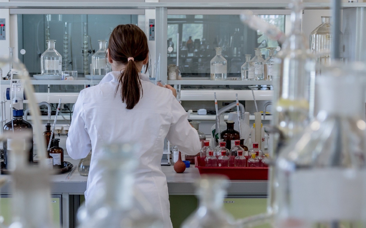 Los investigadores continúan analizando las nuevas cepas y mutaciones del virus. (Pixabay)