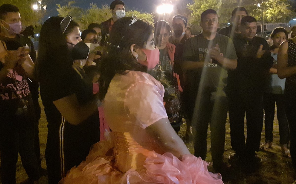 Quinceañera cumple sueño y ayuda a migrantes el día de su fiesta de XV años. (Especial)