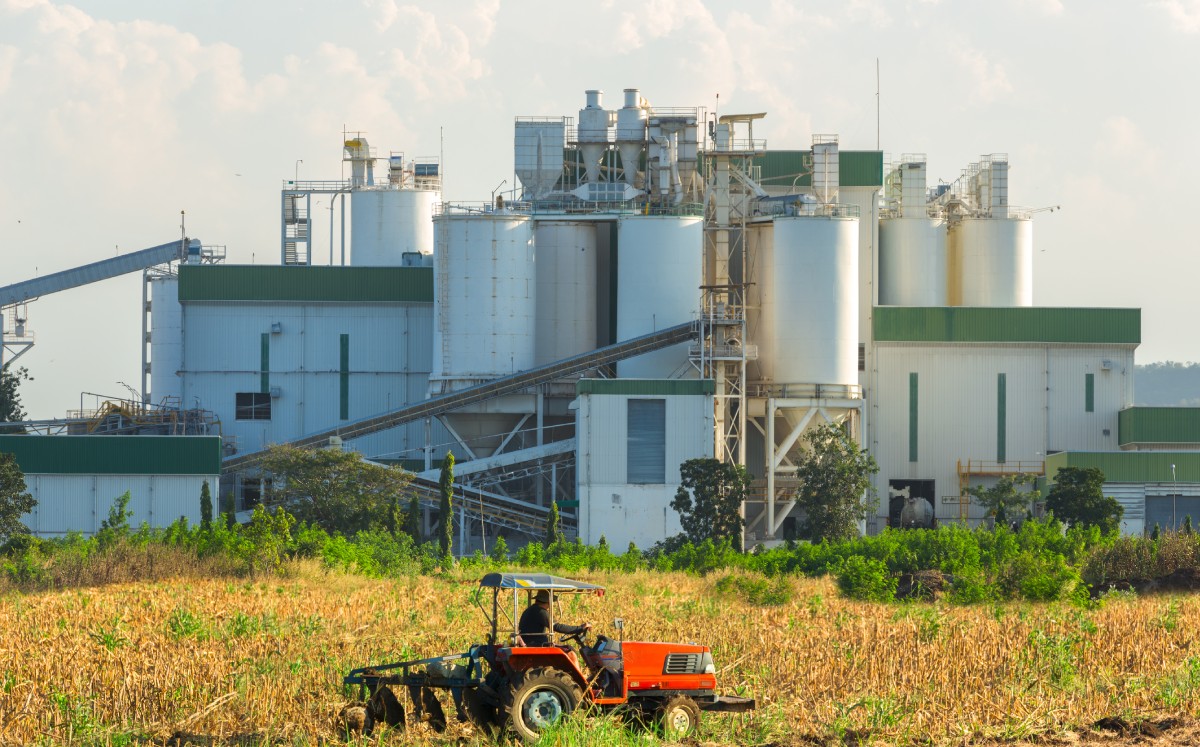 Refinería industrial de etanol con tractores agrícolas. Foto: (Shutterstock)