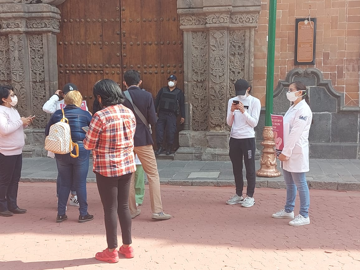 Trabajadores de la salud del sector privado piden ser vacunados contra el covid-19. (Especial)