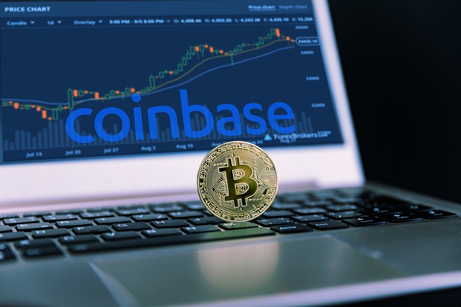 El bitcoin operaba el jueves con un descenso de 0.9%,  luego de haber marcado ayer un récord de 64 mil 895.22 dólares. (Shutterstock)