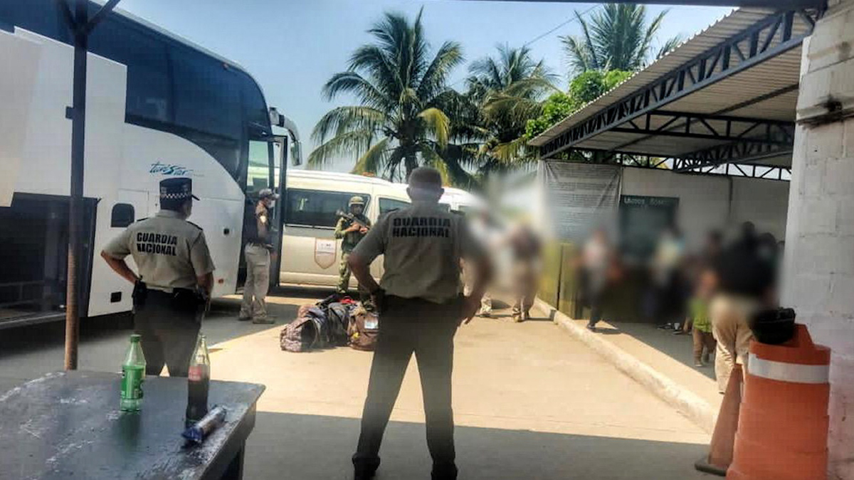 Guardia Nacional rescata a 66 migrantes en Agua Dulce, Veracruz