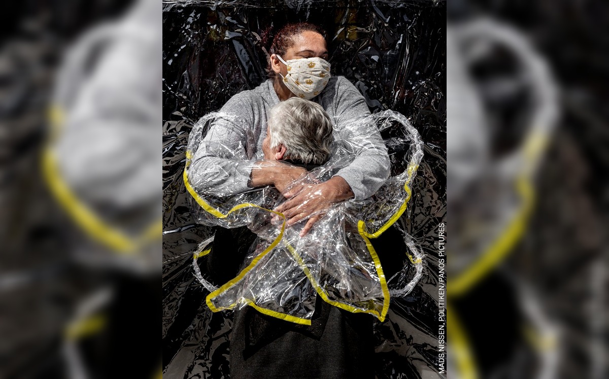 La imagen de un abrazo se lleva el World Press Photo 2021 | @WorldPressPhoto