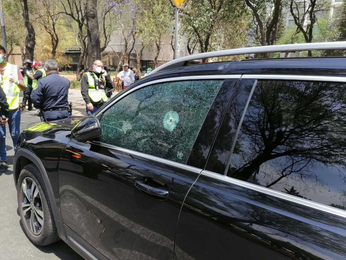 La unidad presentaba un disparo en la ventana del lado del conductor.