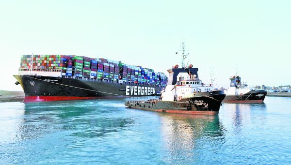 El portacontenedores está en la sección más amplia del canal Great Bitter Lake. Reuters