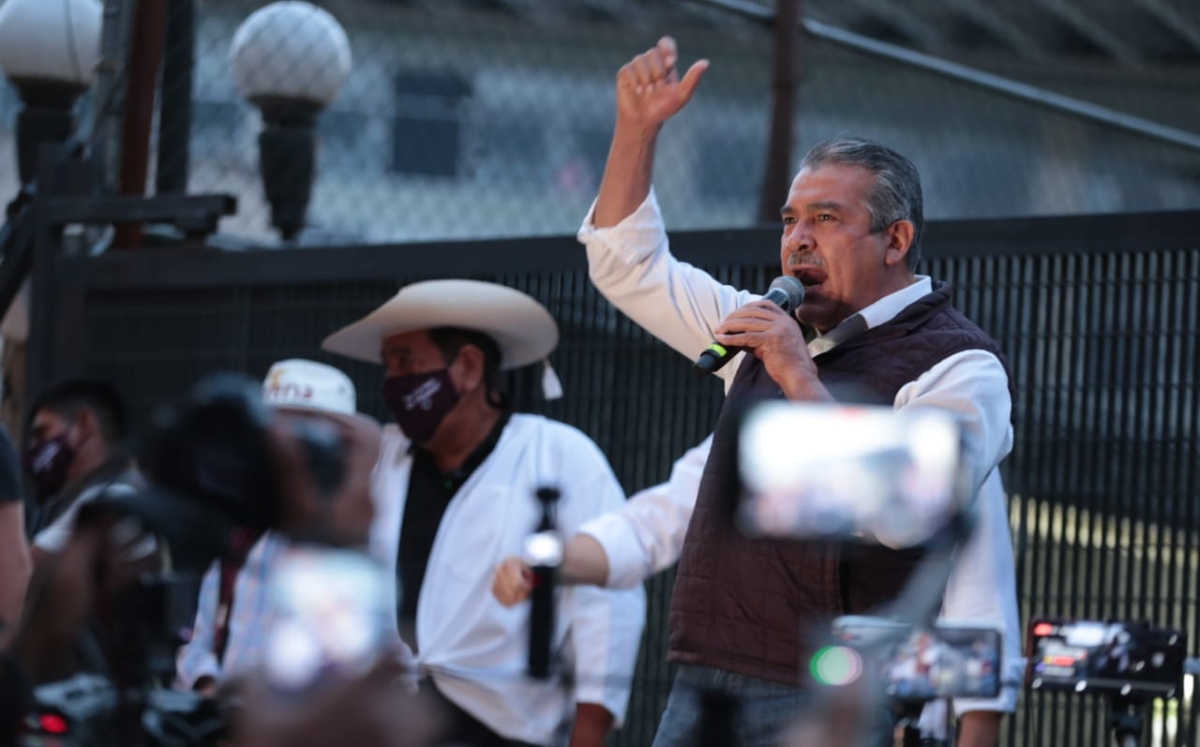 Raúl Morón durante el plantón afuera del INE. (Jesús Quintanar)