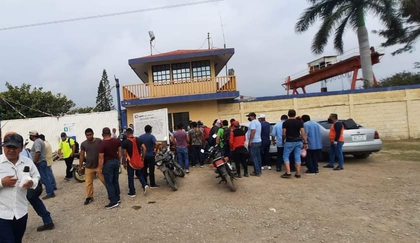 Trabajadores de empresa Bosnor bloquean entrada