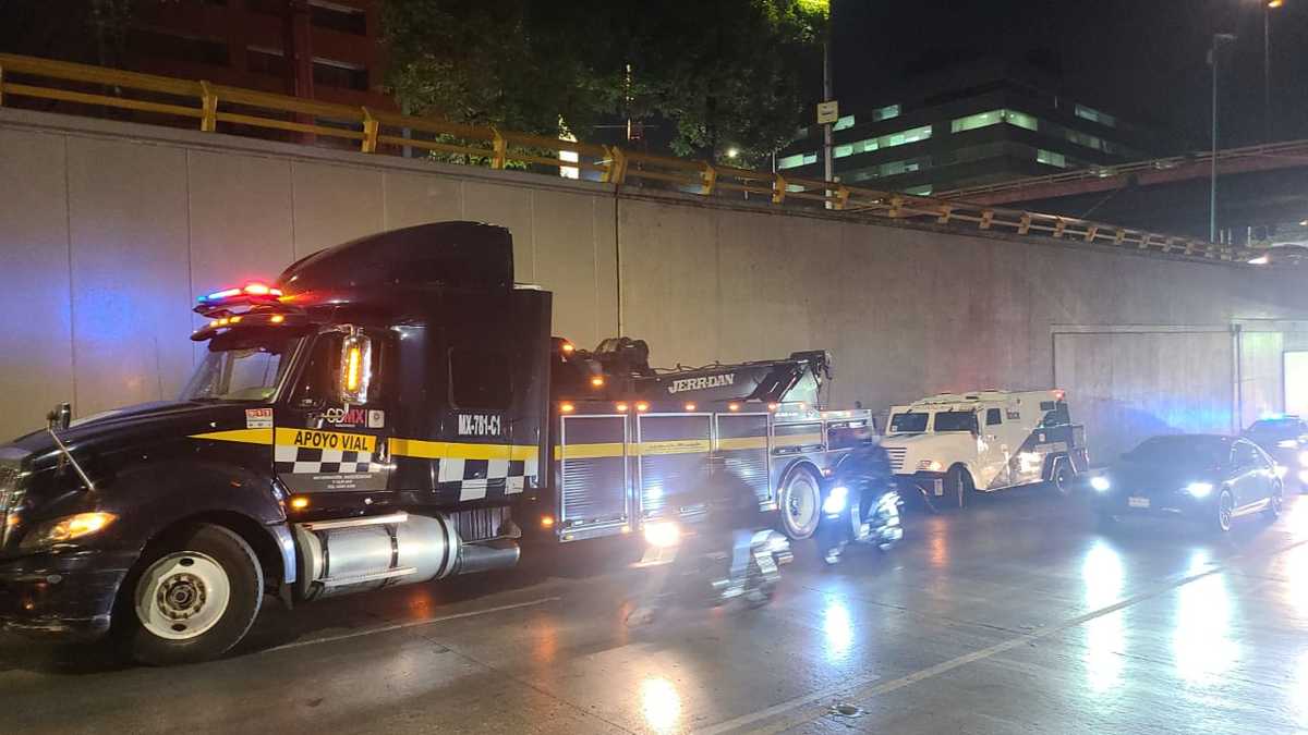 Un vehículo de transportación de valores, quedó varada sobre el carril central de Circuito Interior