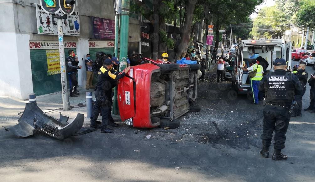 Ambos conductores fueron atendidos por personal del ERUM. (Jorge Becerril)