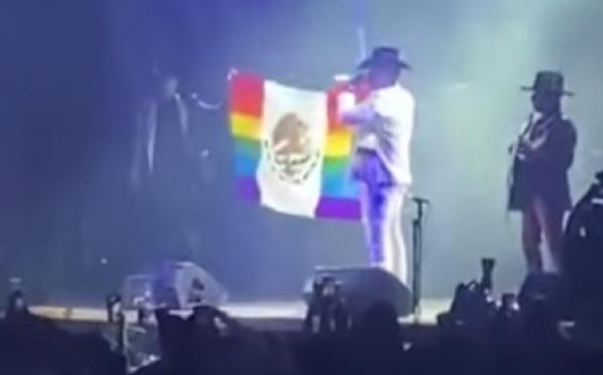 Grupo Firme muestra bandera de México con colores LGBT en concierto; usuarios homofóbicos estallan. (Especial)