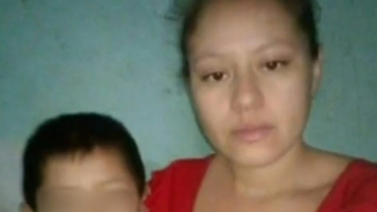 Niño migrante abandonado; aparece su madre