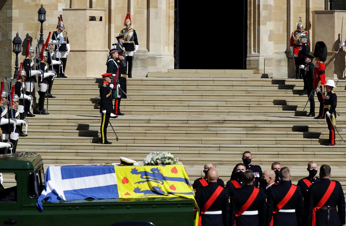 El féretro del príncipe Felipe llegó entre honores a la capilla (AFP)