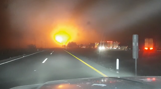 La explosión de la pipa provocó el cierre de la autopista Torreón-Saltillo. (Especial)