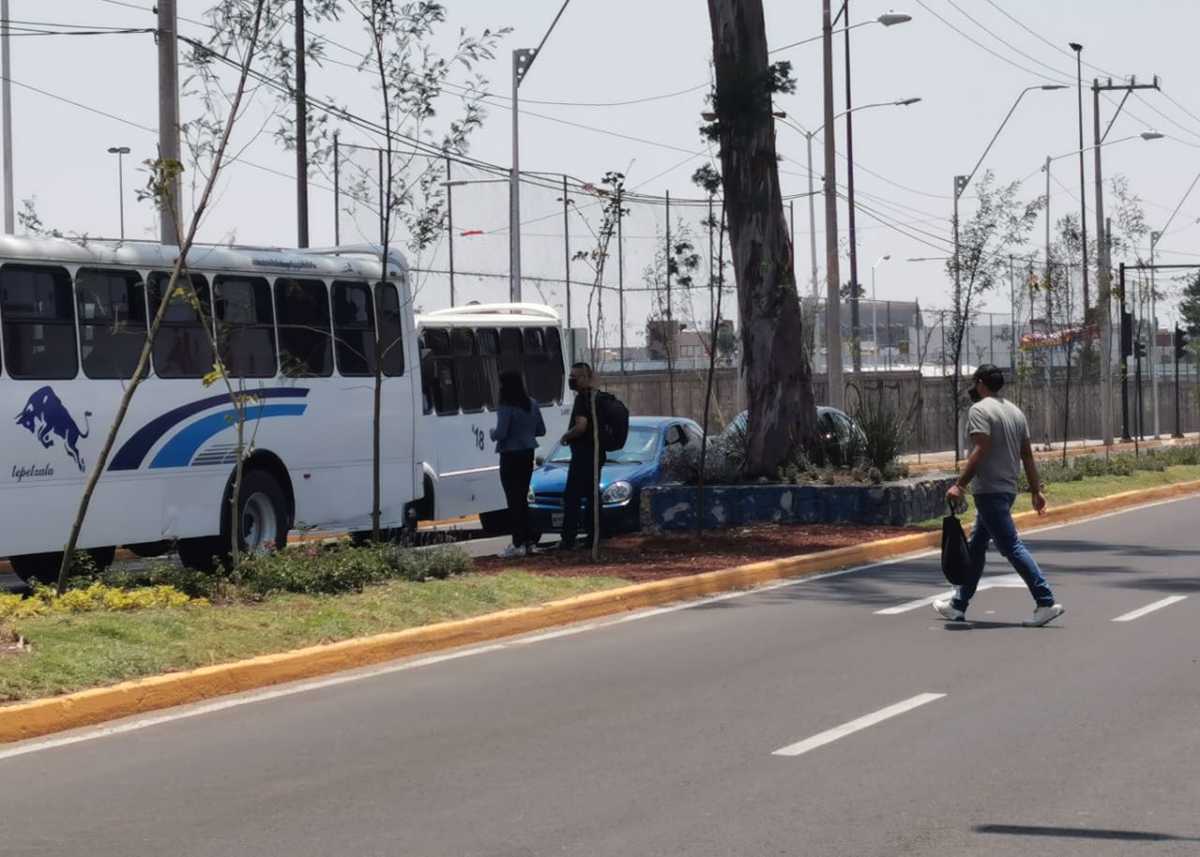 Por imprudencia y falta de estructura, peatones cruzan a media calle en Xonaca. (Melanie Torres)
