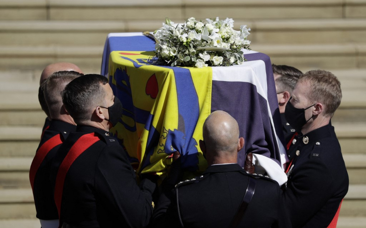 Marines reales ingresaron el féretro del príncipe Felipe a la capilla de San Jorge.  (AFP)