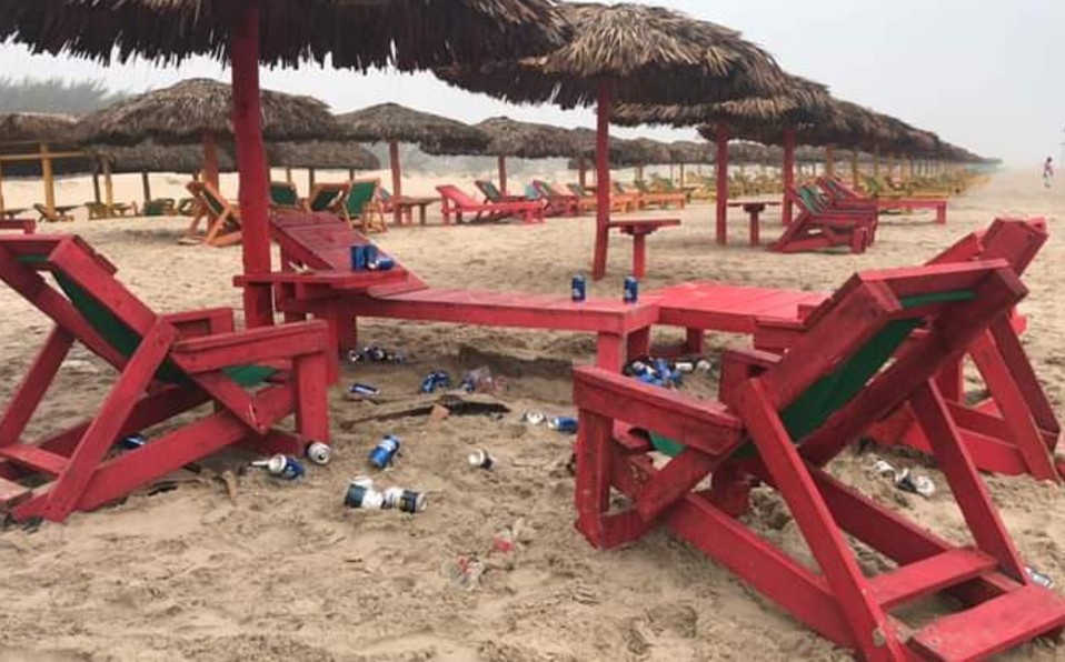 Playa Miramar. Ingresan con cerveza y dejan basura.