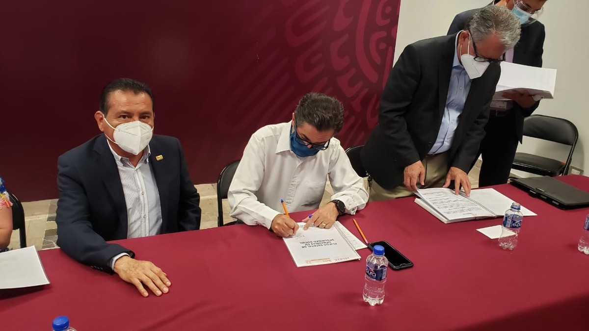 SNTE 23 entrega pliego de demandas. (Jaime Zambrano)