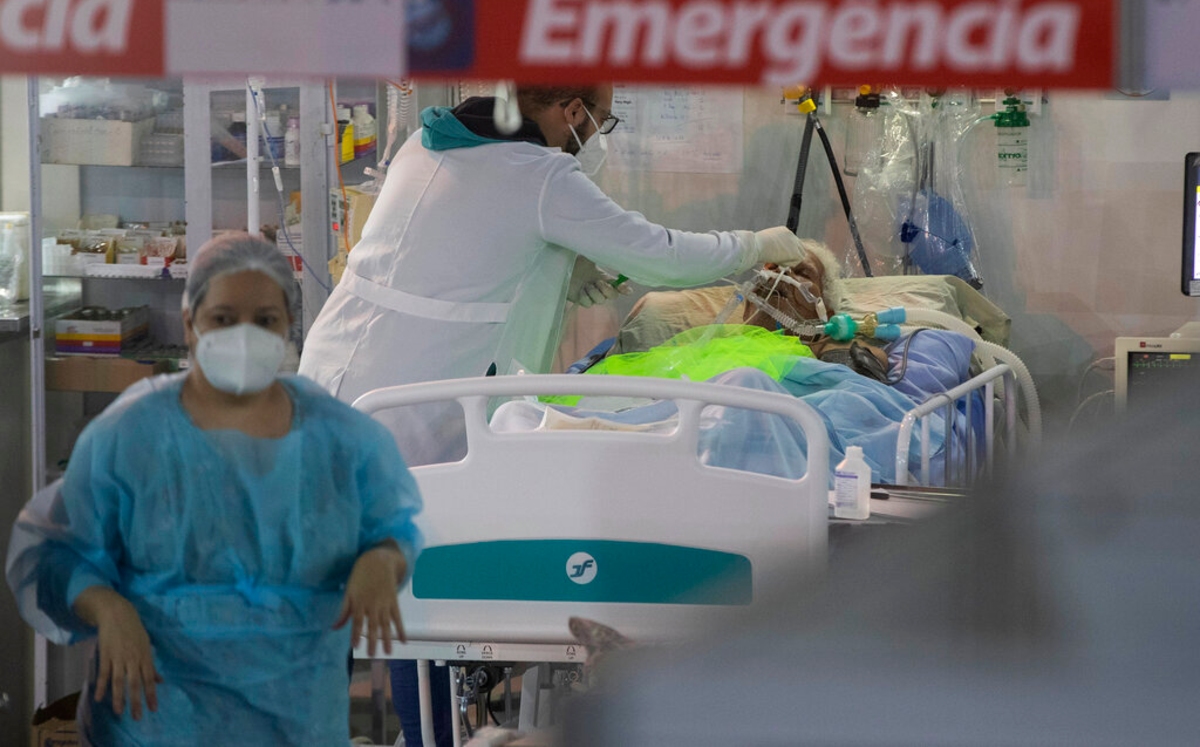 Trabajadores de la salud atienden a un paciente contagiado de covid-19 en Sao Paulo, Brasil. (AP)