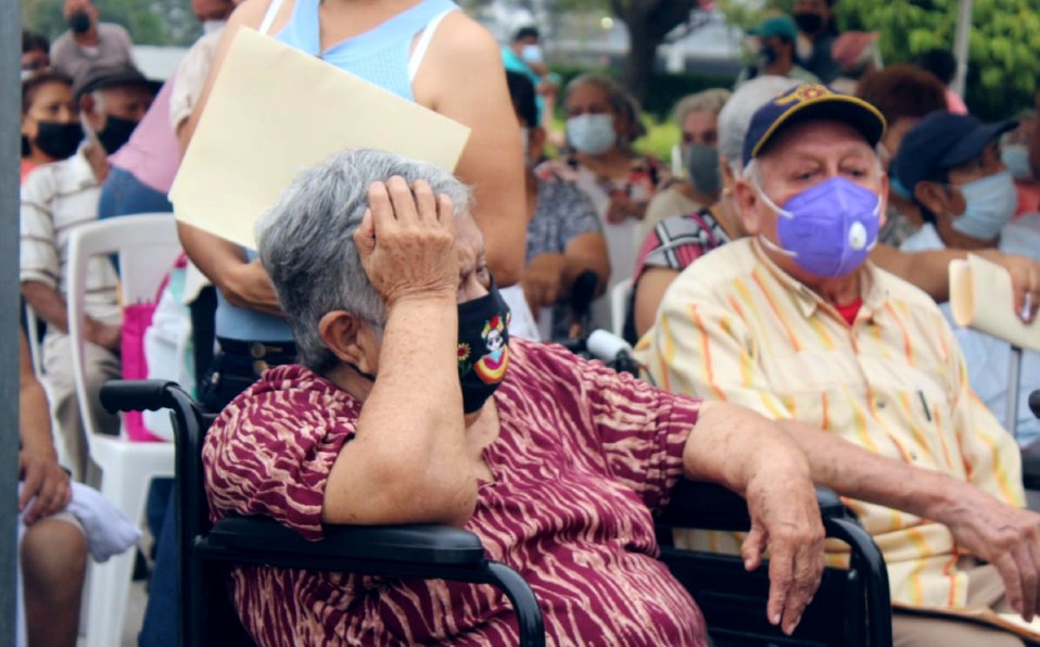 Vacunación  covid adultos mayores.