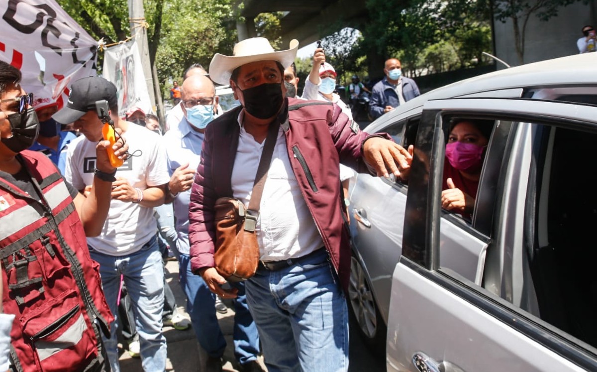Pasado del medio día, el aspirante de Morena llegó a la sede del INE, procedente de Chilpancingo. | Araceli López