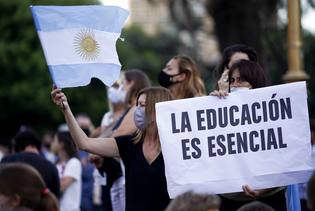 Diversas protestas en Buenos Aires por el cierre de las escuelas por covid-19. (AFP)
