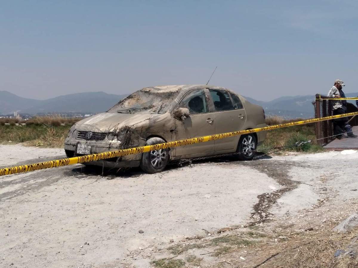 Hasta la tarde las autoridades pudieron sacar el vehículo. (Especial)