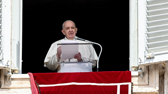 Papa Francisco reaparece en público en la ventana del Palacio Apostólico