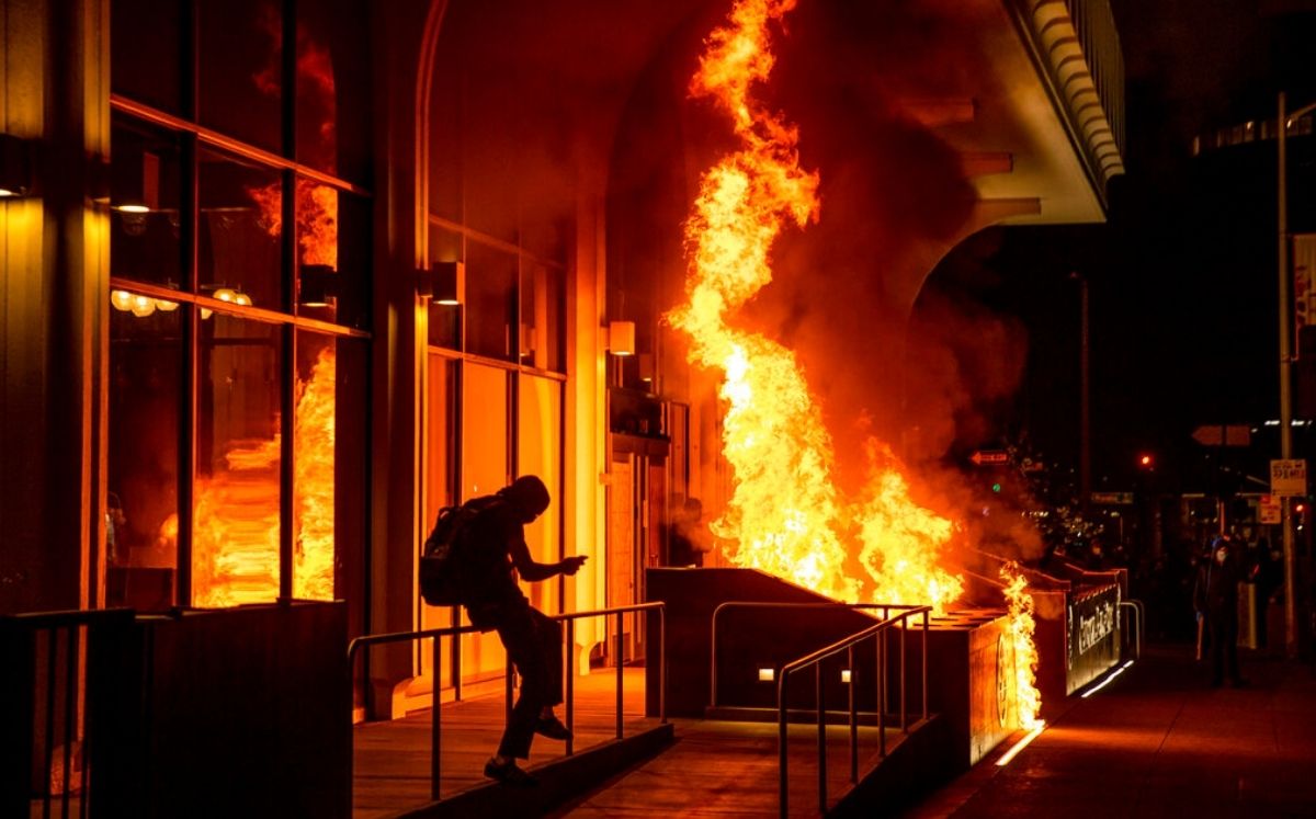 Un concesionario de automóviles se encontraba entre los edificios dañados. También se inició un incendio fuera de un banco. (AP)