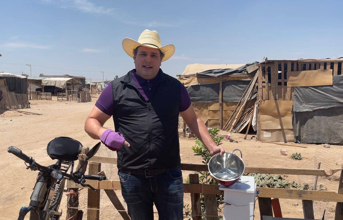 Adrián Esper, candidato a gobernador de San Luis Potosí, convierte aire en agua. (Cortesía)