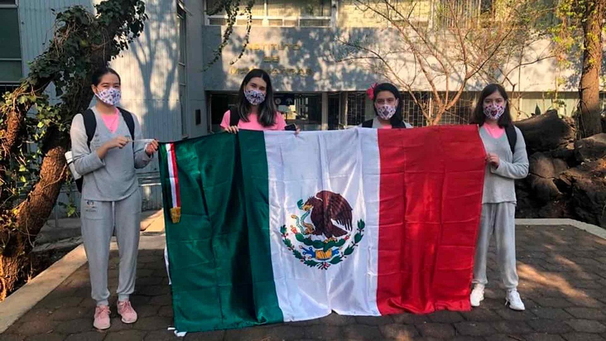 Alexandra Valdepeñas junto con tres jóvenes, posicionaron a México como el sexto mejor país en la Olimpiada Europea de Matemáticas. (especial).