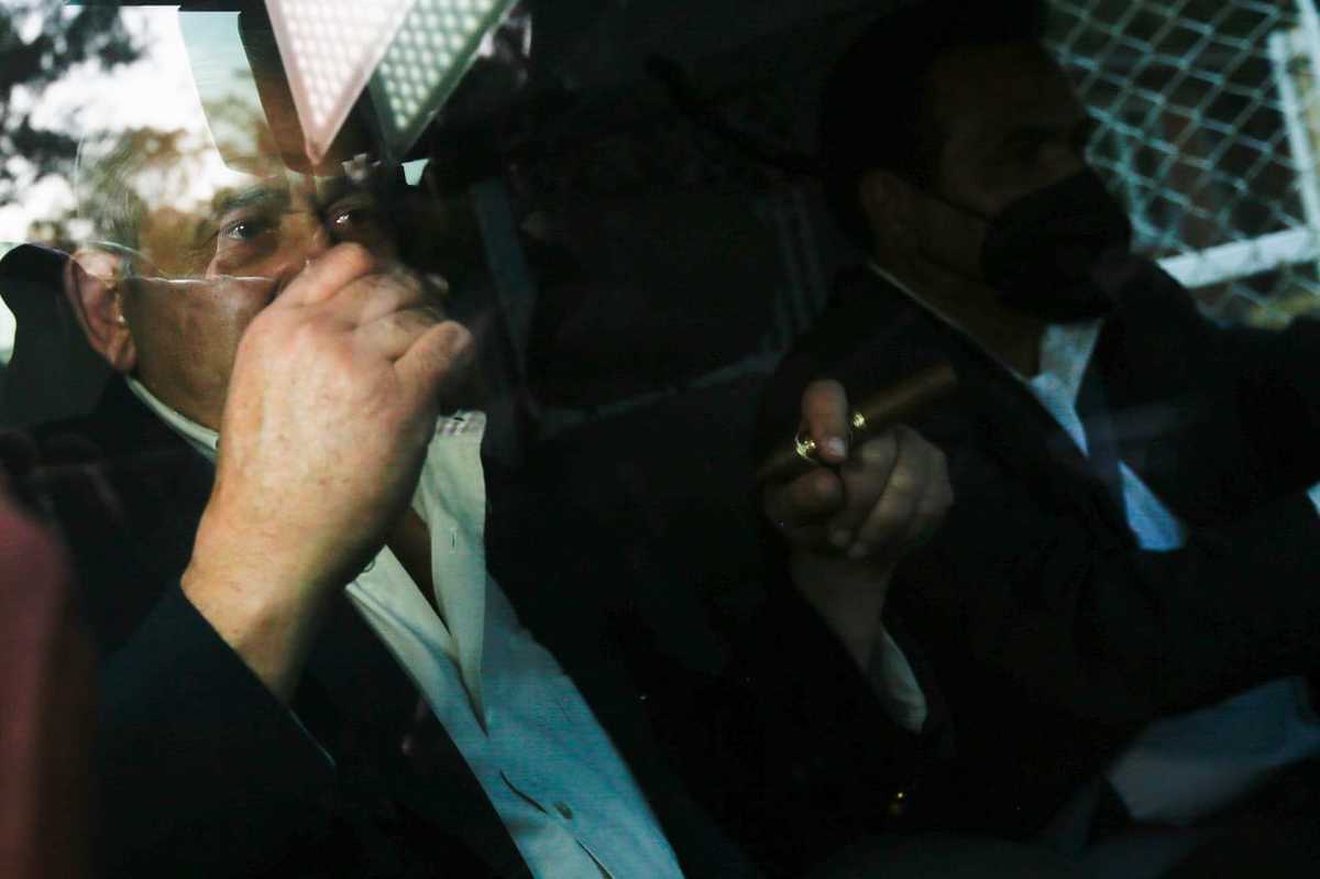 Alonso Ancira salió de prisión esta tarde a bordo de un automóvil negro | Araceli López