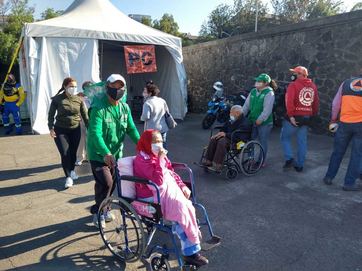 Aplican segunda dosis de vacuna anticovid a adultos mayores en Coyoacán