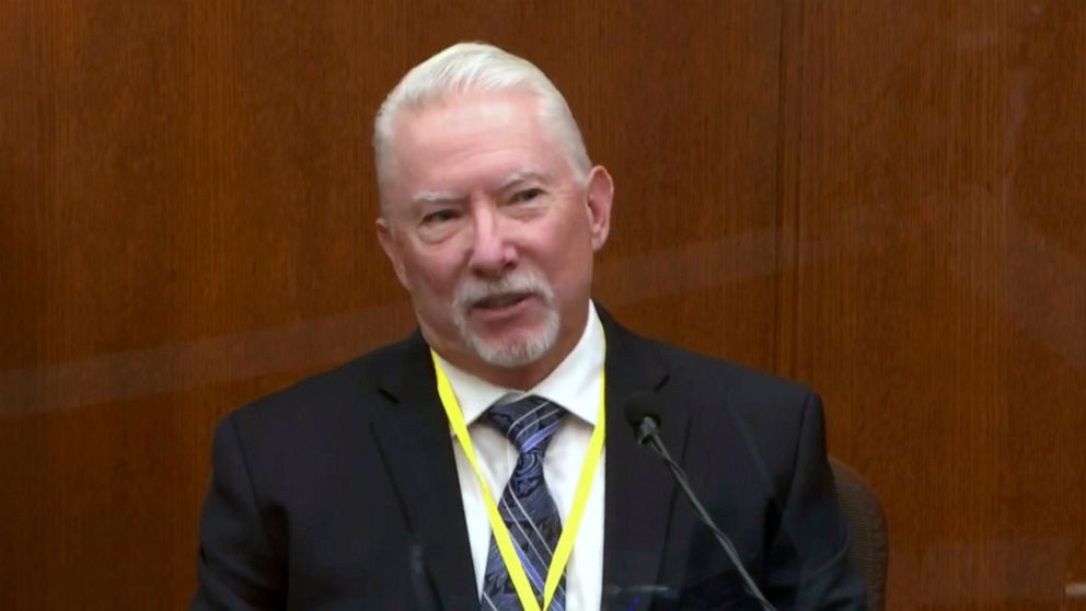 Barry Brodd, un experto en uso de la fuerza, testificó en la defensa de Derek Chauvin. Foto: Court TV vía AP