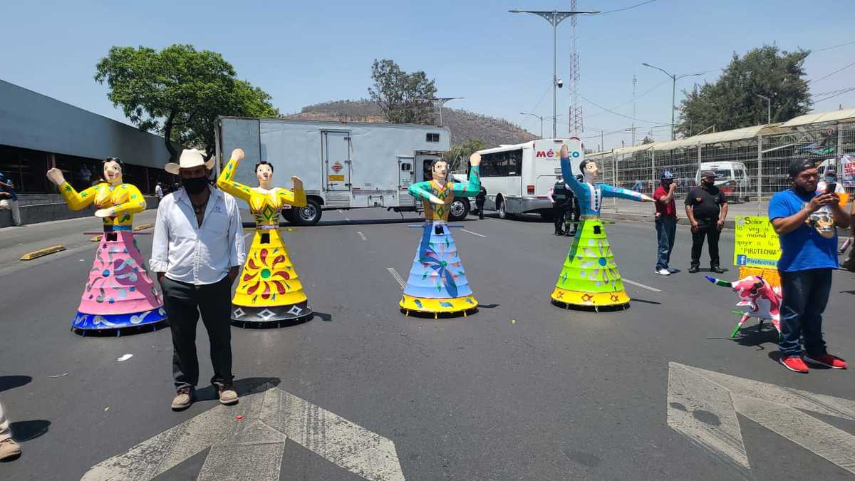 No se descarta que al terminar sus actividades culturales prendan un torito que llevan. (Especial)