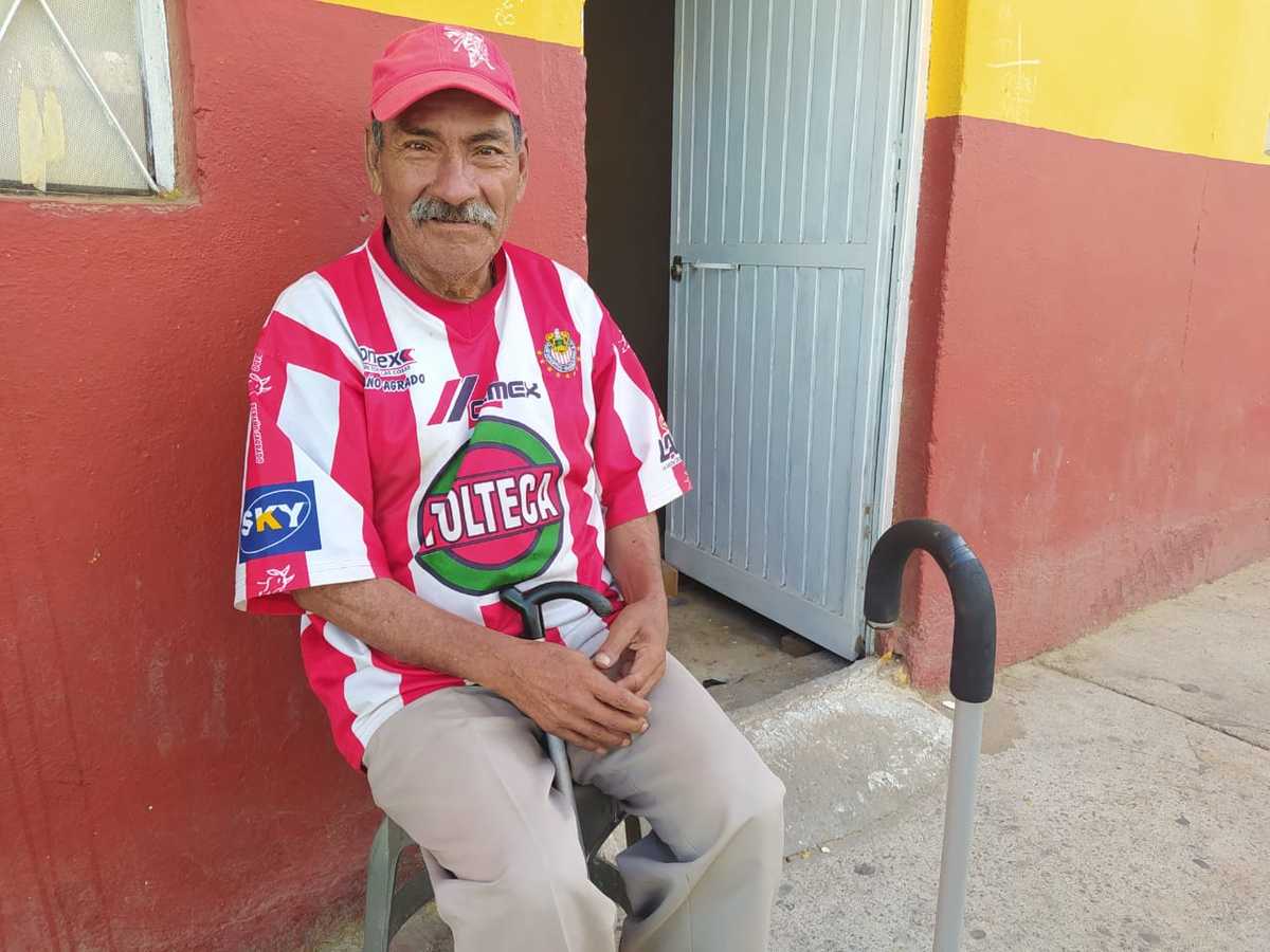Don Marcelo, feliz de recibir de regalo un bastón nuevo