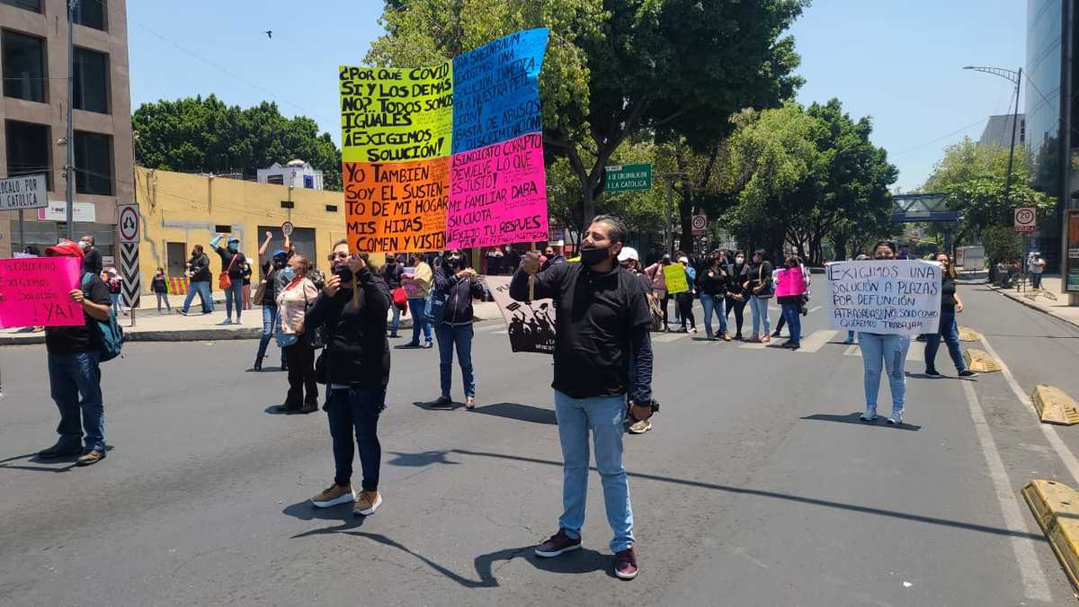 Los familiares indicaron que mantendrán el cierre en avenida Fray Servando el tiempo que sea necesario. (Ramón  Ramírez)
