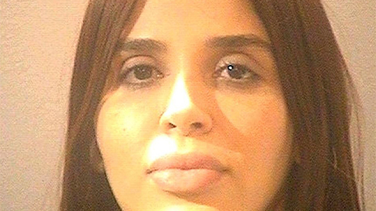 Leyendo, Emma Coronel pasa encerrada 22 horas al día; sólo la sacan a un saloncito: abogada