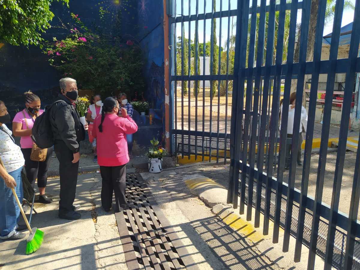 Con limitaciones, abren panteones en León. Foto: Axel Rivas