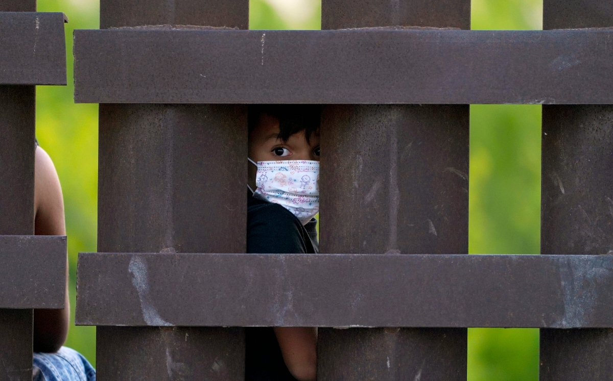 México detecta cada día un promedio de 275 migrantes más mientras esperan para entrar en Estados Unidos. (AP)